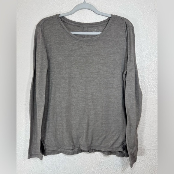 Athleta Tops - Athleta Shimmer Long Sleeve Lightweight Stretchy Shirt Women’s Size Medium